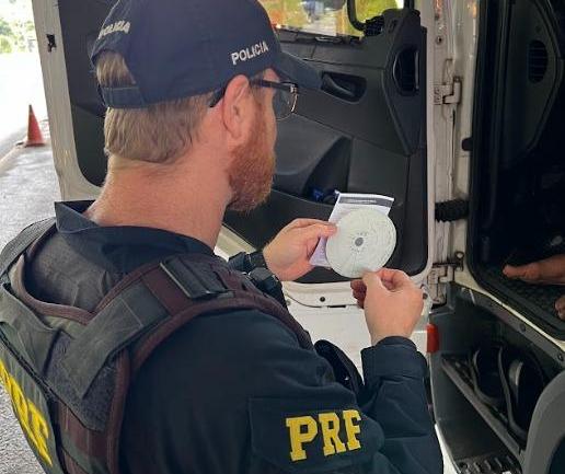 PRF verifica tacógrafos para conferir descanso de motoristas