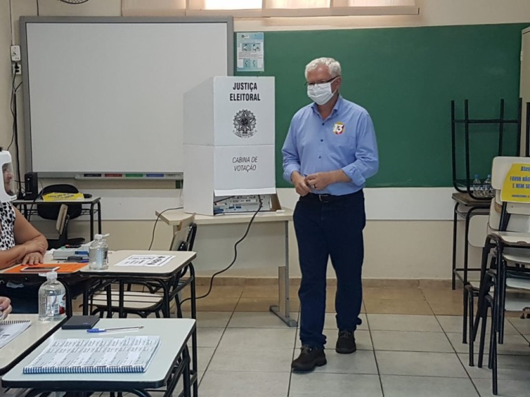 Carlos Mariucci vota na Escola Tuiuti