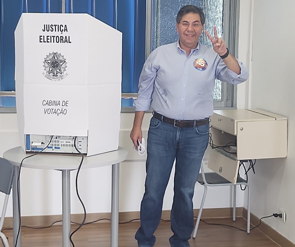 Candidato Evandro Oliveira vota no Colégio Marista