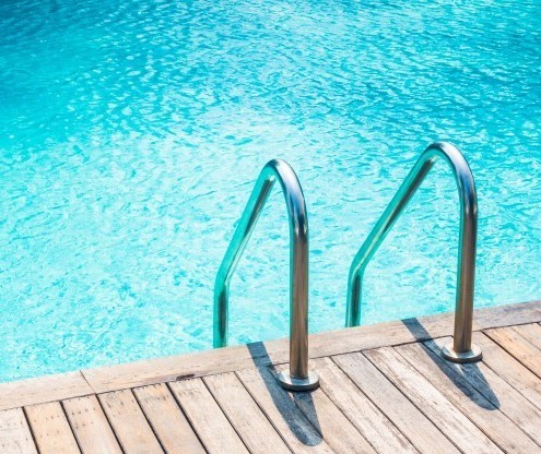 Idosa é socorrida em piscina e morre, em Maringá