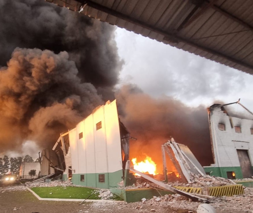 Bombeiros trabalham no rescaldo ao incêndio em cooperativa de Mandaguari