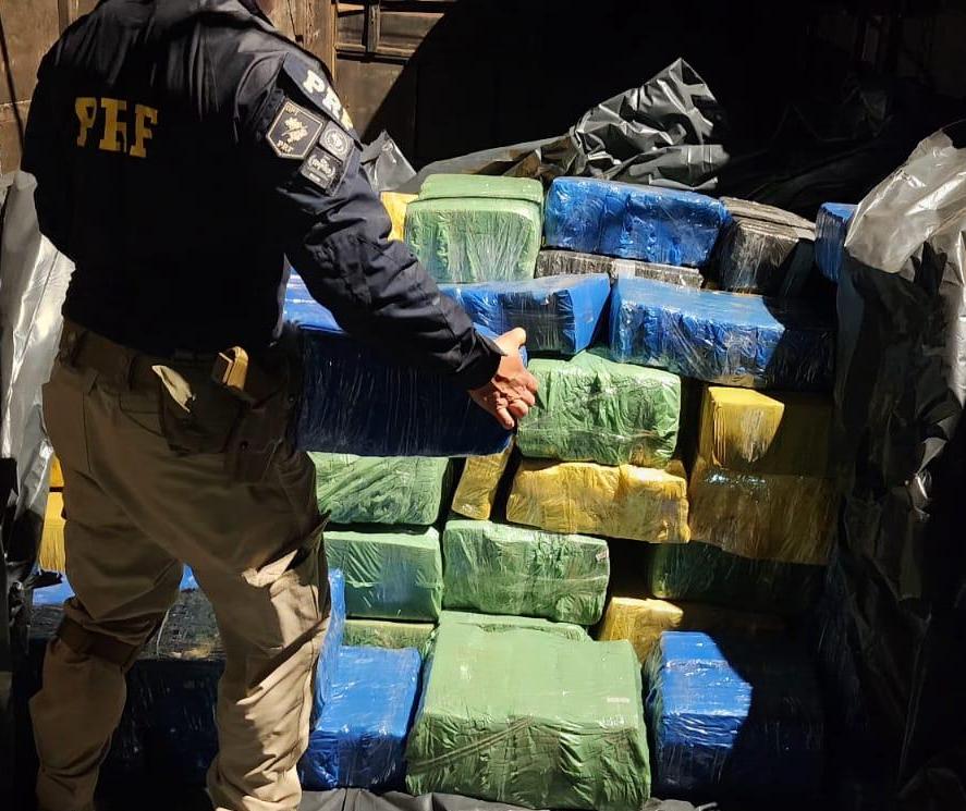 Carreta com cinco toneladas de maconha é apreendida em Apucarana