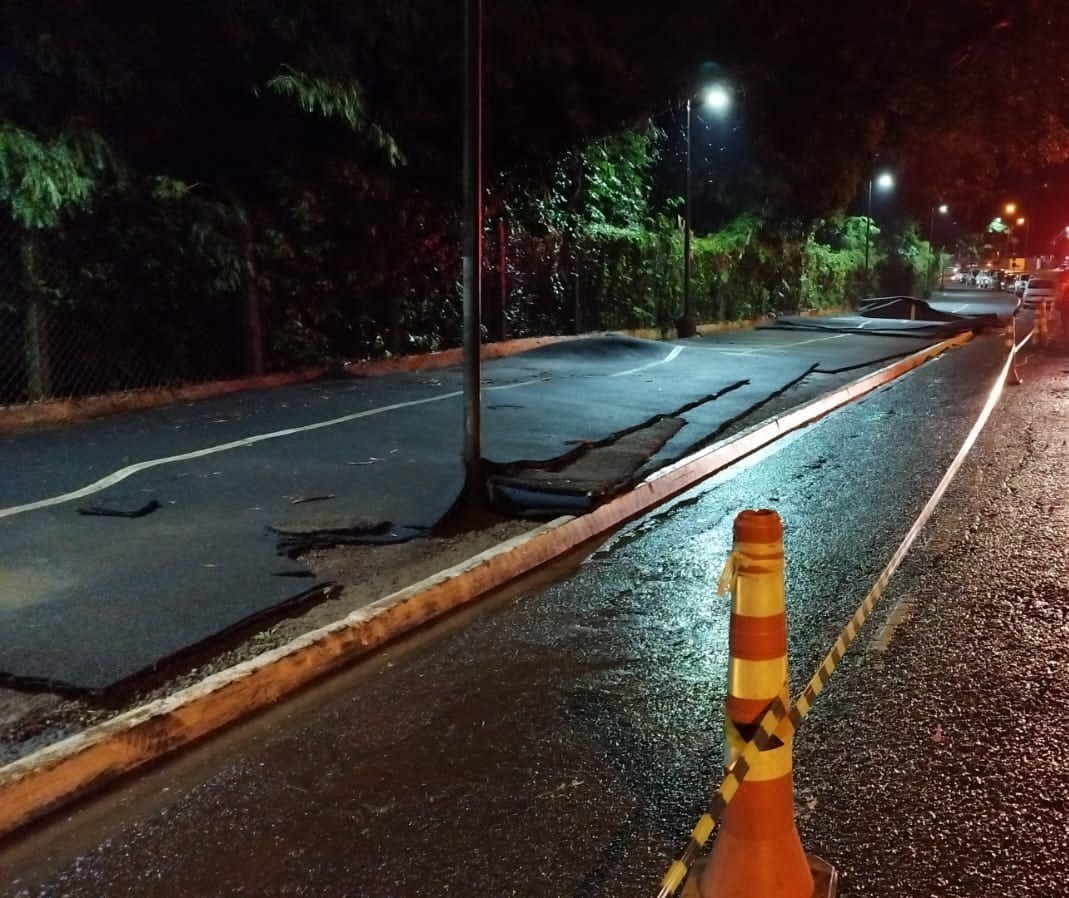 Chuva arranca mais uma parte da pista emborrachada do Parque do Ingá