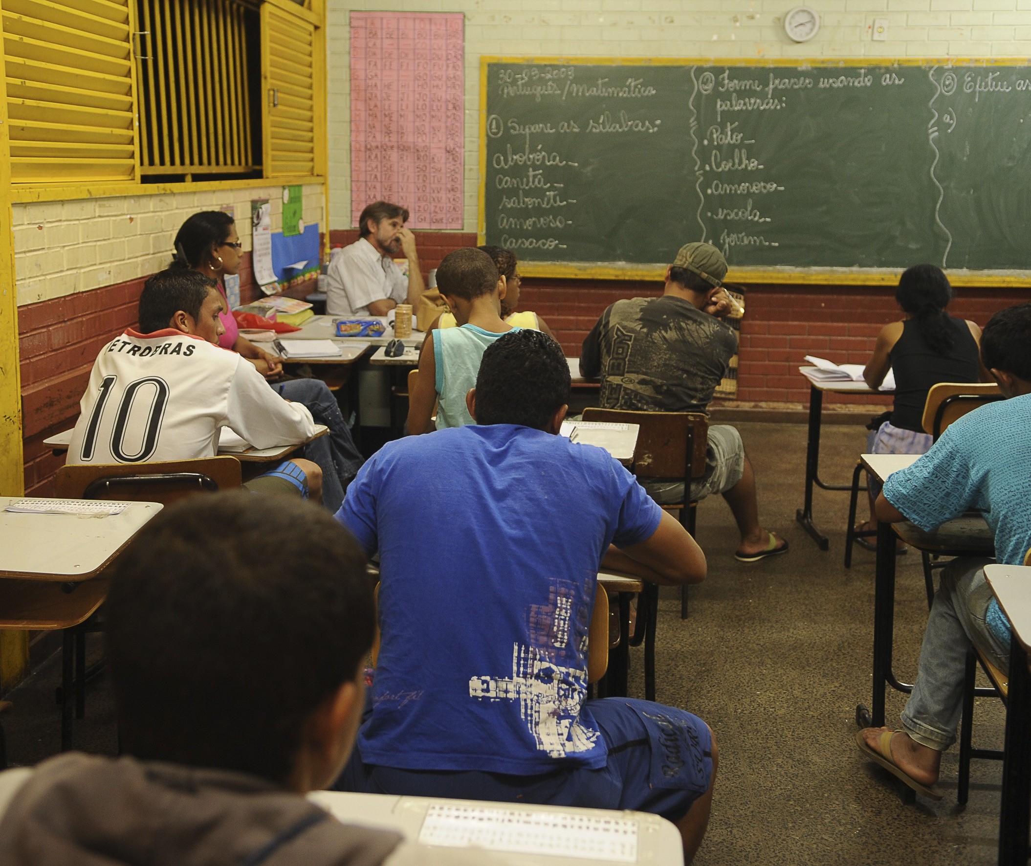 Ampliação de vagas no Ensino Médio diurno vai acabar com o noturno?