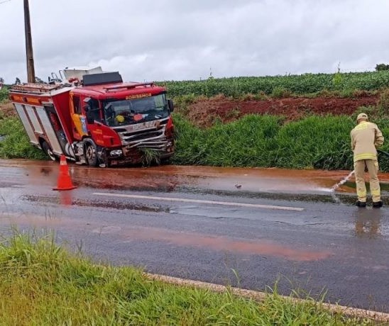 Caminhão do Corpo de Bombeiros de Maringá sofre acidente na BR-376