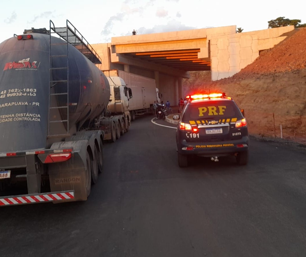 Trabalhadores do Contorno de Jandaia do Sul fazem protesto e fecham BR-376