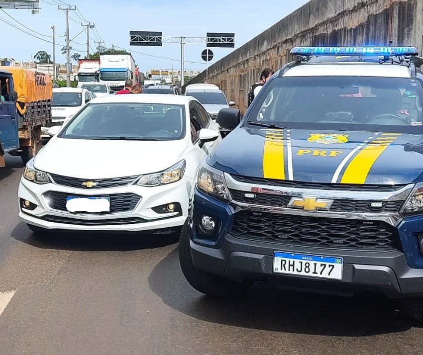 Dois presos são flagrados em carro roubado durante saída temporária