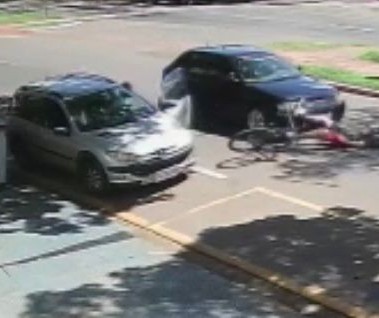 Ciclista que bateu em porta de carro e foi atropelado está fora de perigo, diz mãe