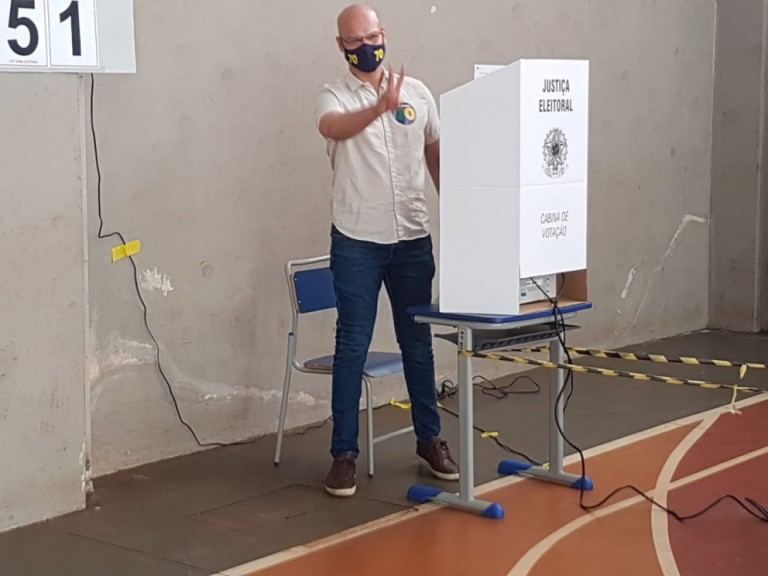 Rogério Calazans vota na Escola Municipal Campos Salles