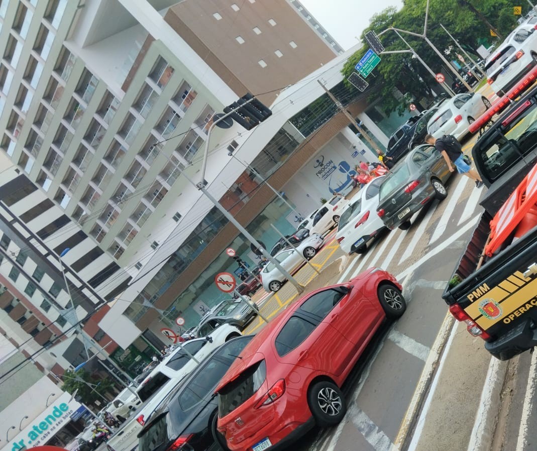 Vários semáforos estão desligados no centro de Maringá 