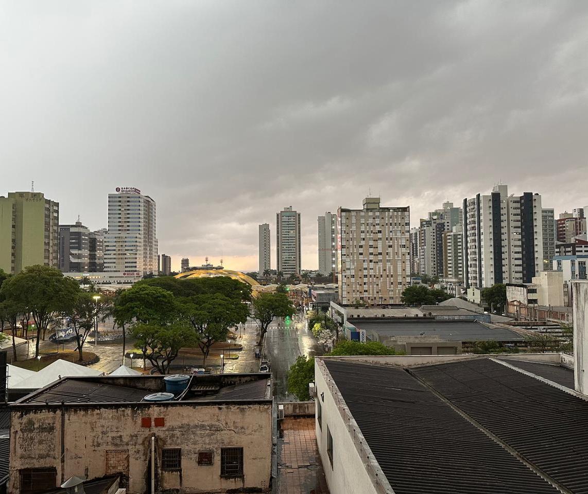 Frente fria traz chuva e ventania a Maringá nesta segunda-feira (22)