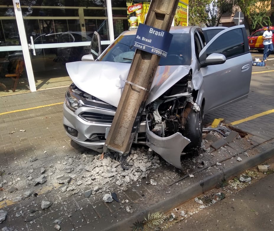 Motorista bate em poste de energia na Avenida Brasil