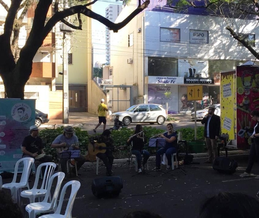 Músicos se apresentam no Parque do Ingá