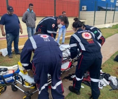 Motociclista fica em estado grave após bater contra poste em Maringá