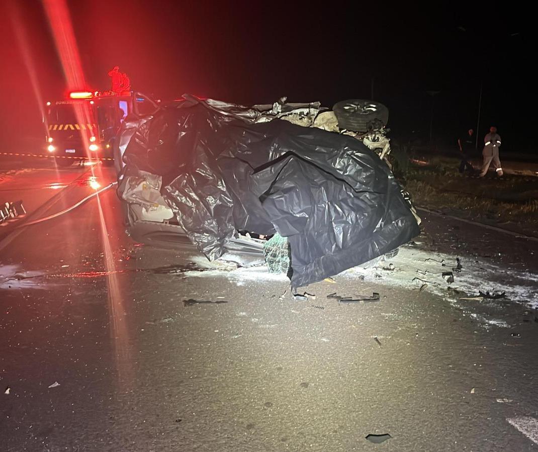 Motorista bate carro na traseira de caminhão e morre na BR-376