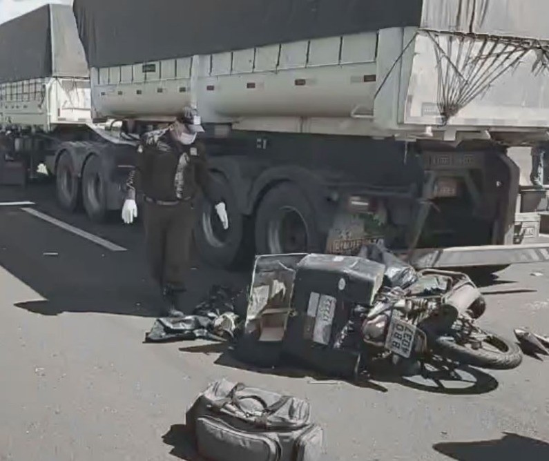 Motociclista morre depois de colidir em caminhão na BR-376