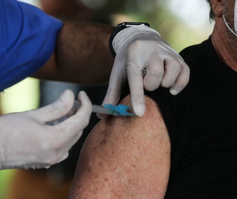 Maringá abre aplicação da 4ª dose contra Covid em idosos 80+