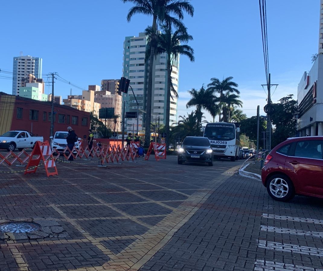 Trânsito na Avenida Paraná flui em meia pista