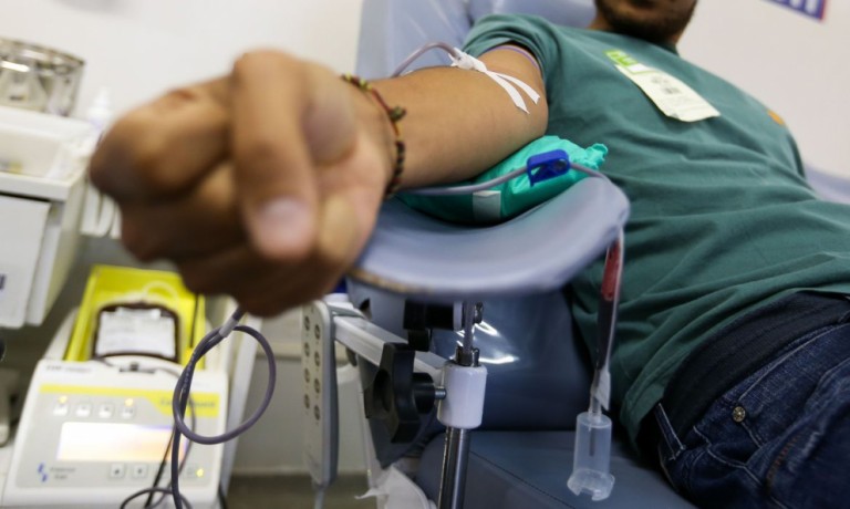 Ministério da Saúde apela para que brasileiros doem sangue antes de serem vacinados