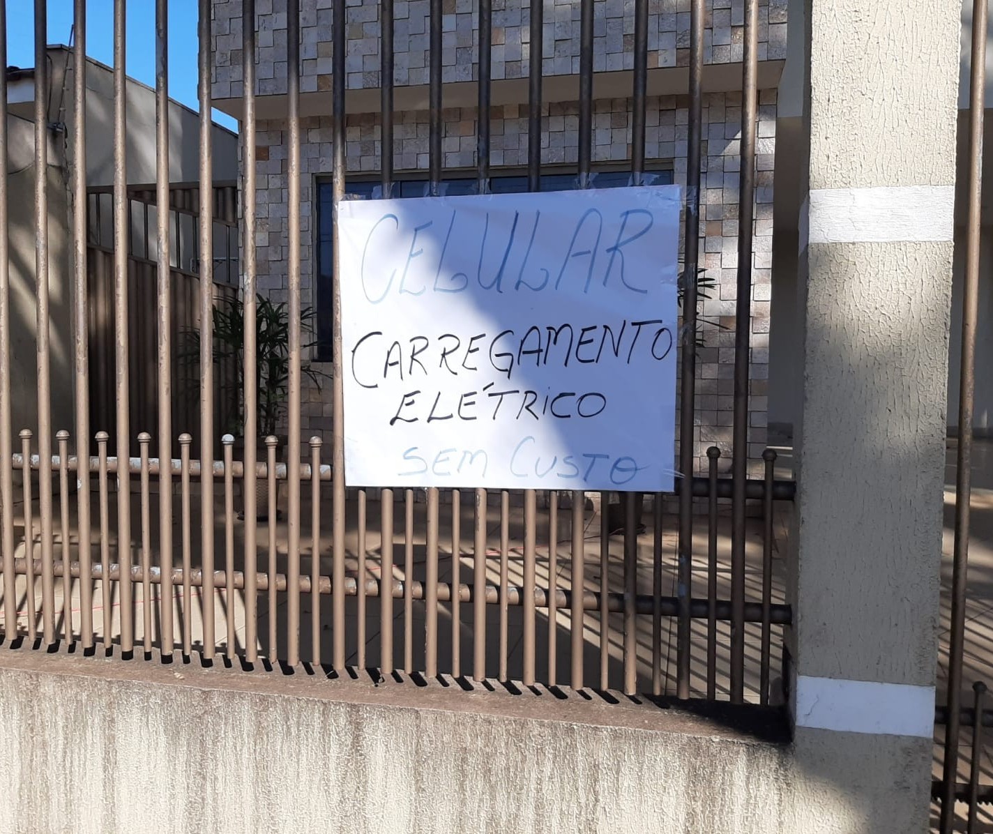 Morador coloca tomada no portão de casa para pessoas sem energia carregarem celular em Maringá