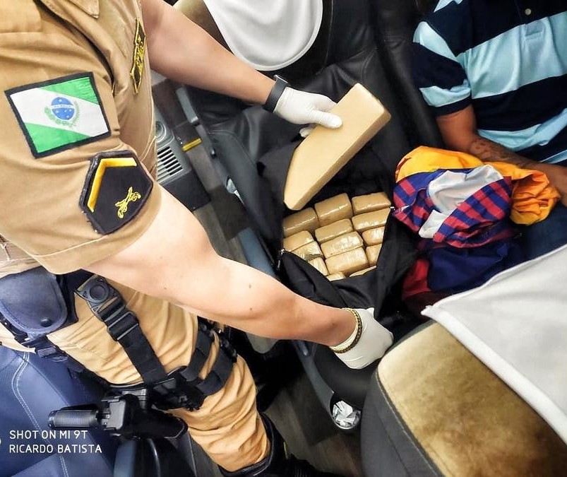 PRE apreende 11,5 kg de maconha em ônibus na PR-323