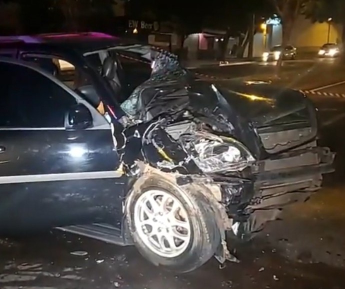 4 pessoas ficam feridas após carro bater em caminhão parado