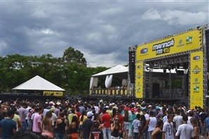 Milhares de pessoas lotaram o Parque de Exposições nesse domingo para o show de sucessos e solidariedade da Maringá FM