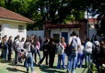 Um mês após Instituto de Educação de Maringá liberar a entrada de alunos atrasados, número de estudantes que chegam depois do horário diminuiu