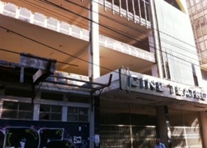 Comerciantes do centro de Maringá reclamam do abandono do prédio do Cine Teatro Plaza