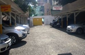 Interferência em alarmes de carro e portões na quadra da rua Silva Jardim deixa moradores e comerciantes intrigados em Maringá