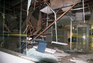 Ladrões armados explodem três caixas eletrônicos da agência do Banco do Brasil em Terra Boa, na região centro-oeste do Paraná