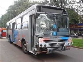 Colisão entre dois ônibus do transporte coletivo de Maringá deixa 15 passageiros feridos