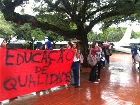 Estudantes da rede estadual saem às ruas e apoiam greve dos professores que começa nessa quarta-feira
