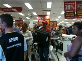 Movimento de consumidores no comércio de Maringá nesta sexta-feira começou de madrugada