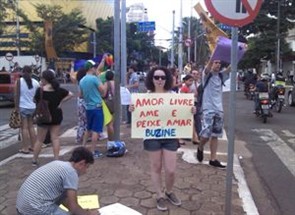 Manifestantes protestam a favor dos direitos iguais aos homossexuais em Maringá