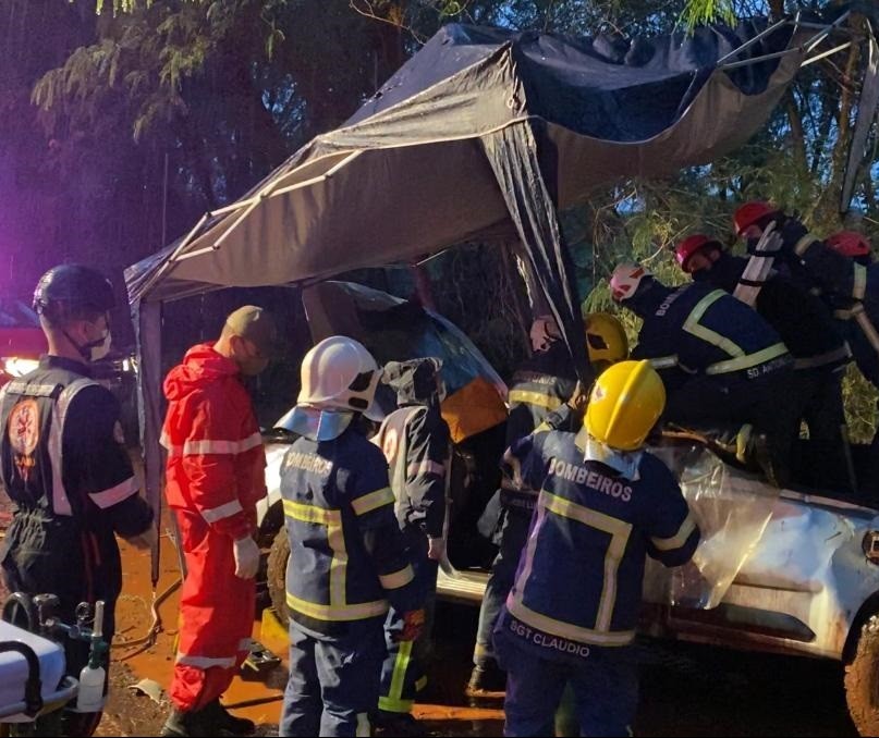 Veículo capota na PR-323 e duas pessoas ficam feridas
