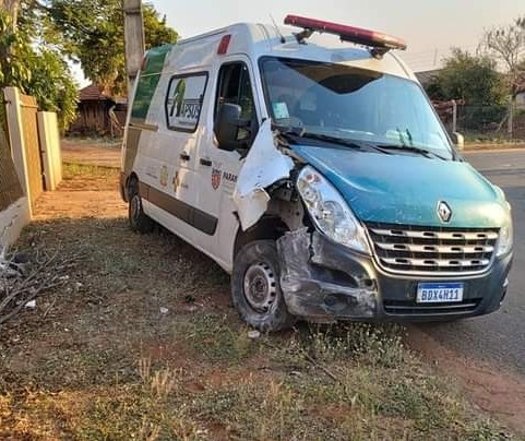 Motorista bêbado bate ambulância em muro e é preso pela polícia em Astorga