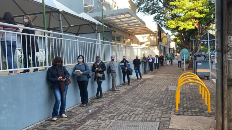 Profissionais da educação começam a ser vacinados nesta quinta-feira (13), em Maringá