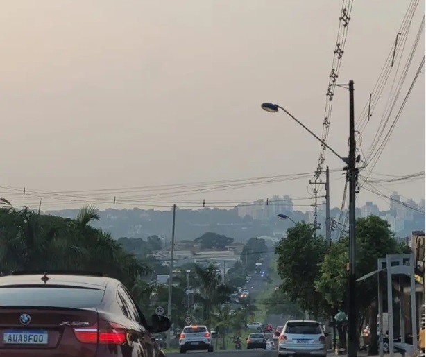 Fumaça cobre o céu em Maringá: entenda o fenômeno