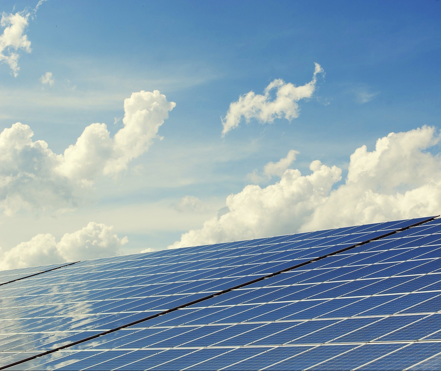 Obras com placas fotovoltaicas são cada vez mais comuns