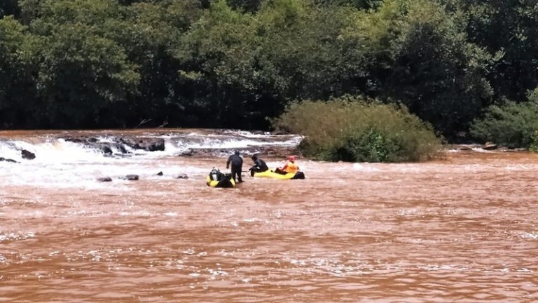 Mesmo com chuva, buscas por jovem desaparecida no Rio Pirapó continuam