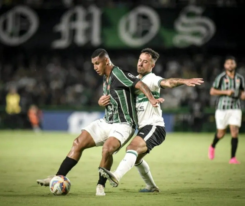 Maringá FC se fecha, segura o empate em Curitiba e avança para a final do Campeonato Paranaense