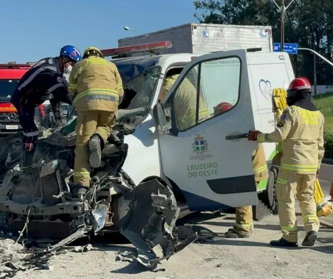 Ambulância com cinco pacientes é atingida por caminhão na PR-323
