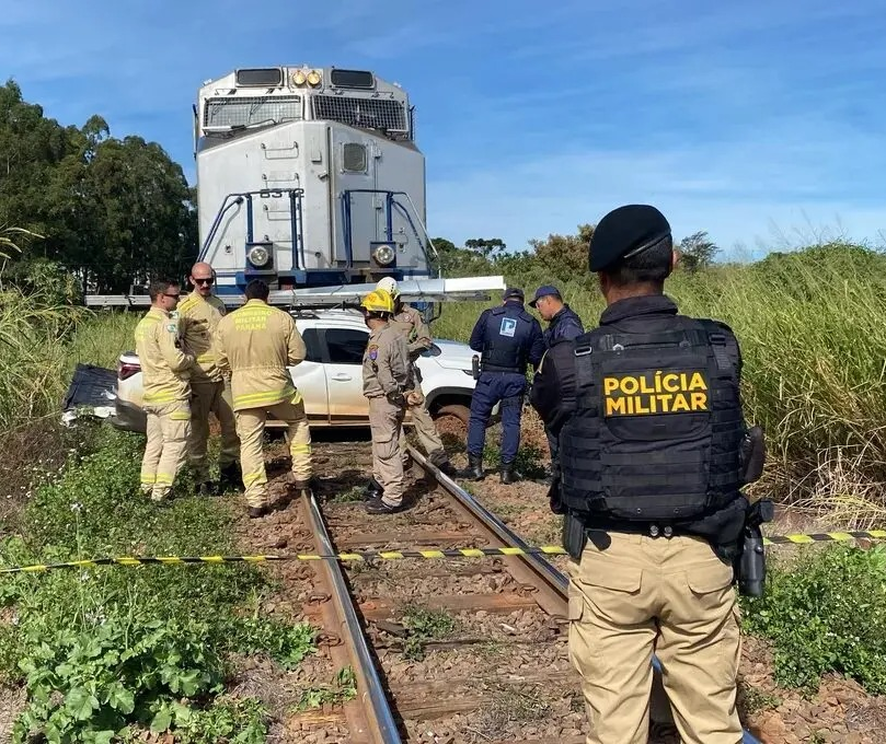 Carro é atingido por trem, motorista morre e filha fica ferida