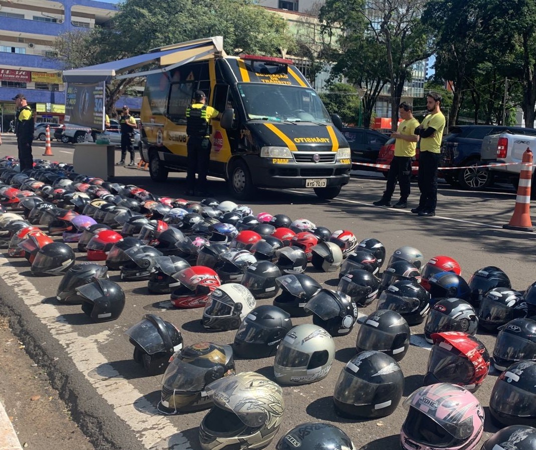 Mais de 340 capacetes trocados em campanha são expostos em Maringá