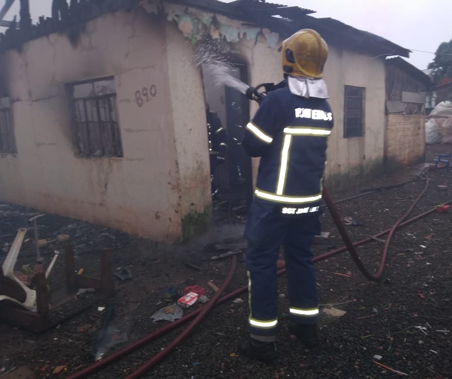 Curto-circuito em fiação causa incêndio em residência