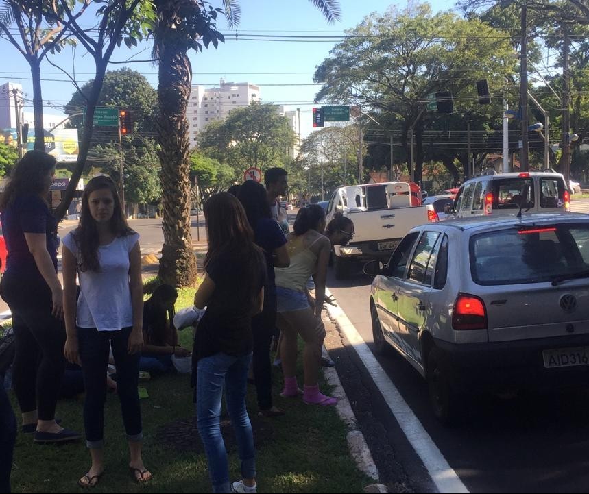 Calouros pedem dinheiro em sinaleiro