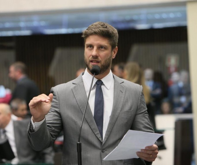 Contra Bolsonaro voto até no “Tiririca”, diz deputado Requião