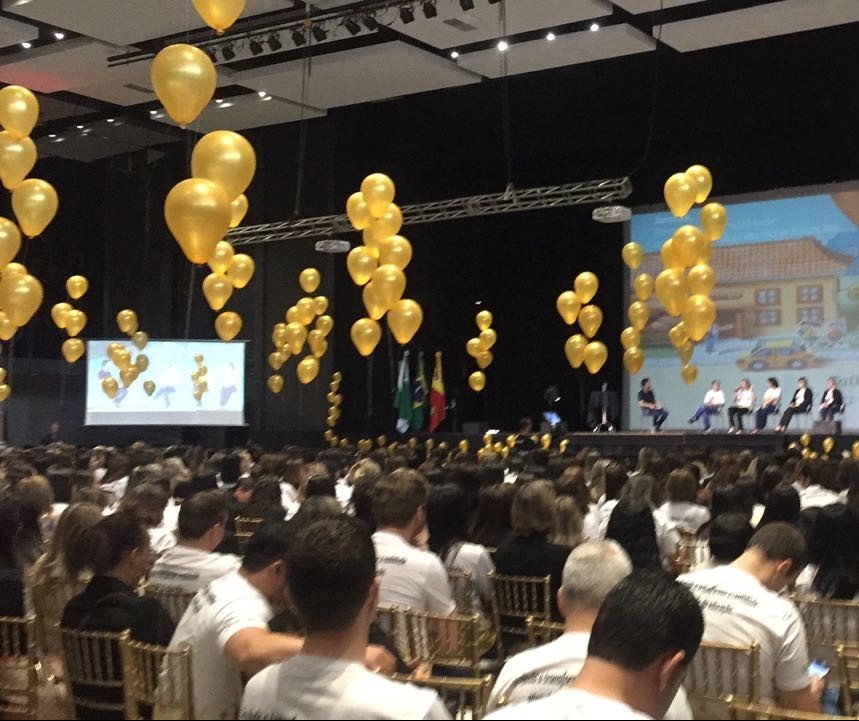 Mais de mil professores participam de encontro sobre educação em Maringá