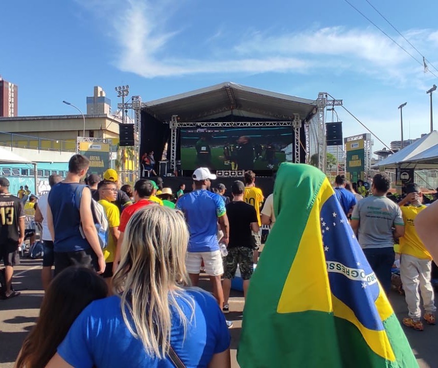 Sob forte calor, Vila Olímpica ficou lotada para jogo do Brasil